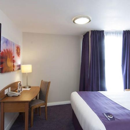 Premier Inn London Gatwick Airport South - London Road Crawley  Dış mekan fotoğraf