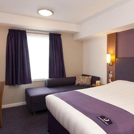 Premier Inn London Gatwick Airport South - London Road Crawley  Dış mekan fotoğraf