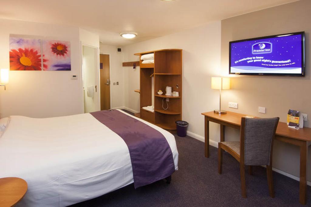 Premier Inn London Gatwick Airport South - London Road Crawley  Dış mekan fotoğraf