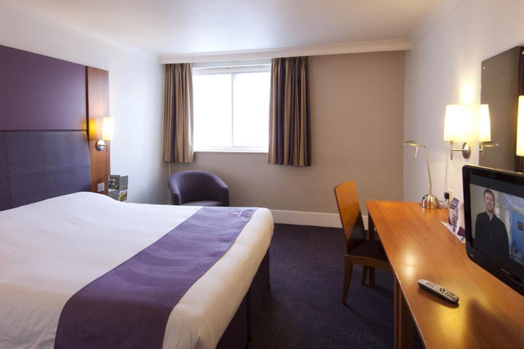 Premier Inn London Gatwick Airport South - London Road Crawley  Dış mekan fotoğraf