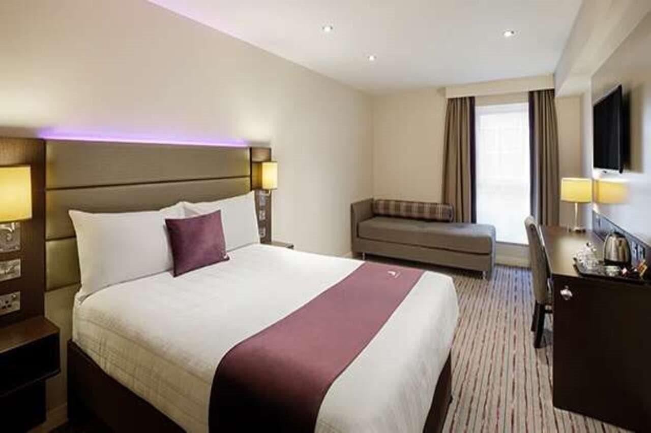 Premier Inn London Gatwick Airport South - London Road Crawley  Dış mekan fotoğraf