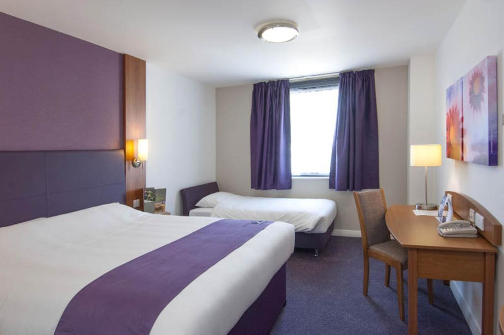 Premier Inn London Gatwick Airport South - London Road Crawley  Dış mekan fotoğraf