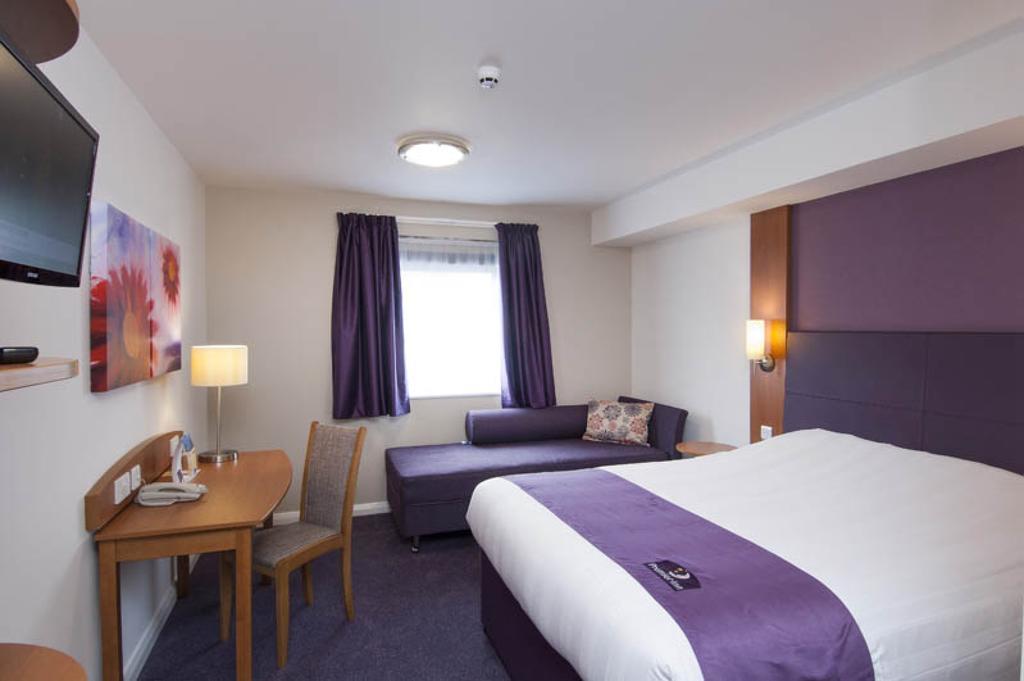 Premier Inn London Gatwick Airport South - London Road Crawley  Dış mekan fotoğraf