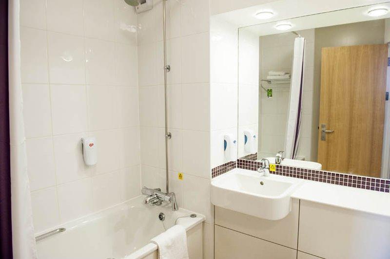 Premier Inn London Gatwick Airport South - London Road Crawley  Dış mekan fotoğraf