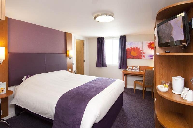 Premier Inn London Gatwick Airport South - London Road Crawley  Dış mekan fotoğraf