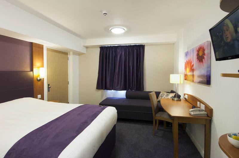 Premier Inn London Gatwick Airport South - London Road Crawley  Dış mekan fotoğraf