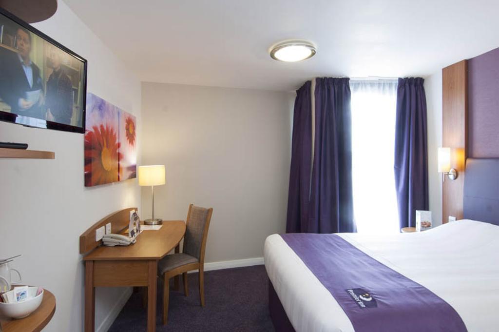 Premier Inn London Gatwick Airport South - London Road Crawley  Dış mekan fotoğraf