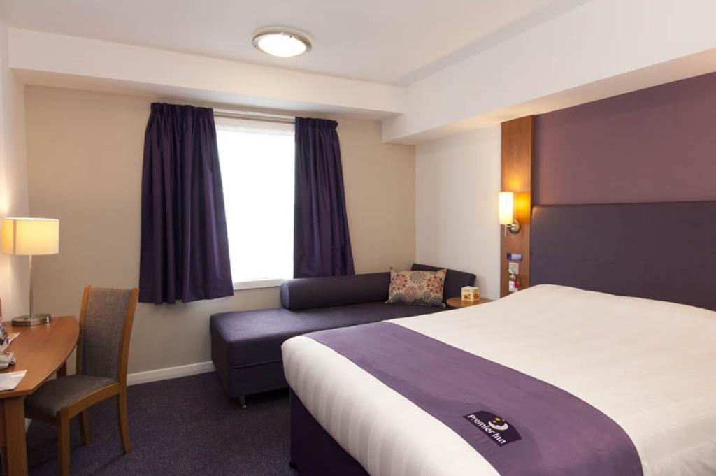 Premier Inn London Gatwick Airport South - London Road Crawley  Dış mekan fotoğraf